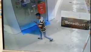 Difunden video del robo de una motocicleta y piden identificar al autor en el barrio Itacurubí