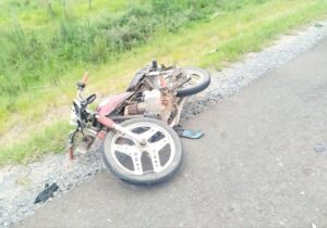 Menor de 15 años sufrió fractura tras choque entre motocicleta y automóvil que se dio a la fuga en Loreto