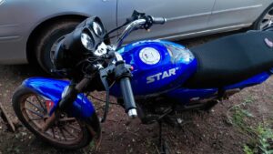 Accidente en avenida Pinedo deja a un joven herido grave y revela incumplimiento de arresto domiciliario