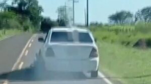 Automovilista recorre varios kilómetros arrastrando una motocicleta