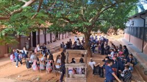 Alumnos inician clases bajo árboles en Arroyito por falta de aulas seguras