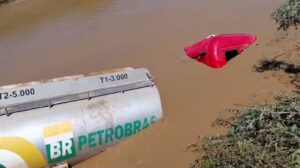 Camión cisterna cae al cauce del Pilcomayo y conductor fallece dentro de la cabina