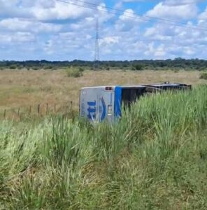 Ruta destrozada provoca vuelco de colectivo en la PY22 y expone abandono vial