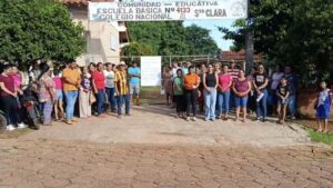 Padres se manifiestan en escuela de Yby Yaú y exigen retorno o renuncia de docente