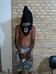 Policía detuvo a hombre con orden de captura y recuperó motocicleta hurtada