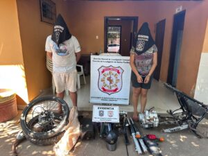 Aprehenden a pareja y recuperan partes de motocicleta robada frente a una institución educativa