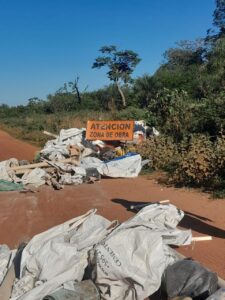 Vergüenza ajena: arrojan basura en camino vecinal y generan indignación en plena Semana Santa