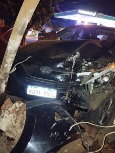 Camioneta chocó contra columna y muralla en Itacurubí