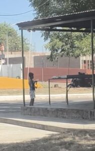 Mujer es sorprendida inhalando presunta sustancia frente a colegio en Concepción