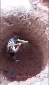 Con pico en mano: otro gesto del policía que se hizo viral por reparar un bache