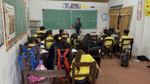 Directora desmiente suspensión de clases tras video viral de escuela inundada