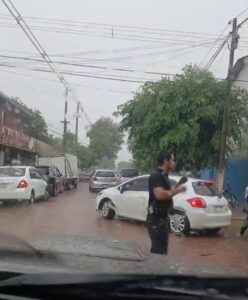Ciudadano organiza el tránsito frente al Don Bosco ante ausencia municipal