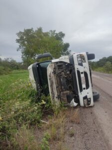 Bache provocó vuelco de camión cargado sobre la Ruta PY22