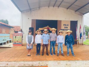 Docentes fueron agasajados por sus alumnos en jornada especial en barrio San Antonio