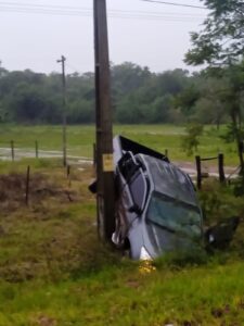 Accidente en Belén: camioneta impacta contra columna de la ANDE en plena lluvia