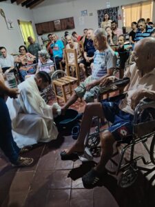 Emotiva misa y lavatorio de los pies en el Hogar Mons. Emilio Sosa Gaona