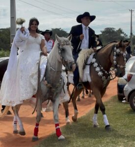 Novios que llegaron a caballo a la iglesia en Loreto causan furor y reavivan tradiciones