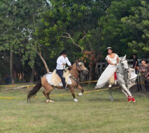 Novios festejan boda con destrezas y talentos en jineteada