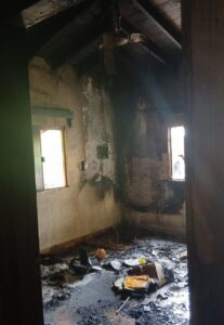 Incendio consume habitación de una vivienda en Loreto y deja cuantiosos daños materiales