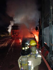 Automóvil se incendió y dañó un camión en desuso en Itacurubí