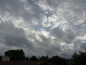 Amanecer fresco y lluvias dispersas en sectores del país