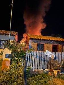 Incendio consumió por completo la pieza de una vivienda en el asentamiento San Luis