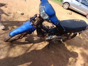 Hallan motocicleta robada en asalto a despensa del barrio San Carlos