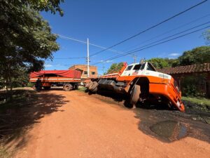 Camión de gran porte cayó a una cuneta y volcó parcialmente en barrio Inmaculada
