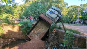Colapsa histórico puente en Santo Rey tras paso de camión con carga