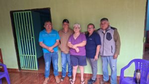 Entre lágrimas y orgullo, madre celebra nombramiento de su hijo como obispo