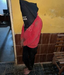 Mujer fue aprehendida tras causar daños a caseta policial y resistirse al procedimiento