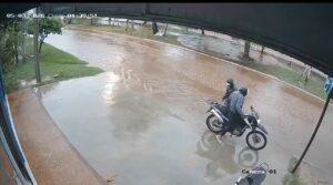 Asalto a minimarket derivó en incautación de motocicleta y un sospechoso identificado