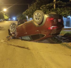 Accidente de tránsito dejó un vehículo volcado sobre la avenida Boquerón