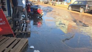 Agua servida inunda calle frente al Mercado Municipal de Concepción