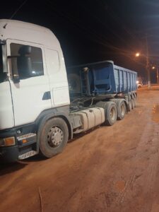 Motociclista sufrió graves lesiones tras chocar contra un tractocamión estacionado