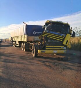 Bache provoca choque frontal entre tractocamiones sobre la Ruta PY22
