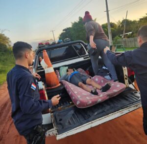 Policías asisten un parto de emergencia en una patrullera camino al Hospital Regional