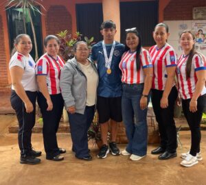 Ever Corrales regresó a la escuela donde nació su sueño futbolero