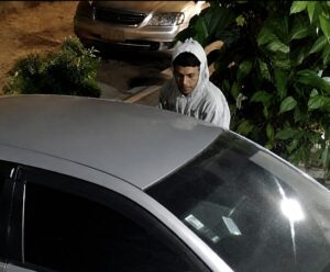 Fue a visitar a sus hijos universitarios y le robaron el automóvil