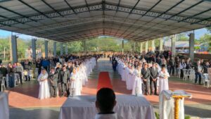 Multitudinario casamiento comunitario en ex Puentesiño