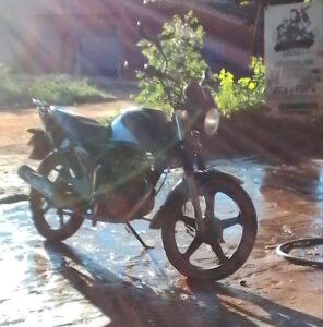 Prestó su motocicleta a un obrero en su primer día de trabajo y desapareció con el biciclo