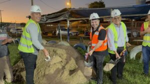 Palada inicial marca el inicio de la construcción de un caminero en el barrio Santo Domingo de Guzmán