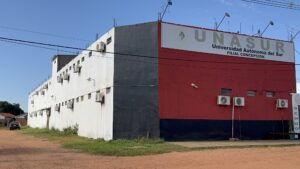 Egresados de UNASUR denuncian presunto cobro de G. 2 millones para retirar títulos