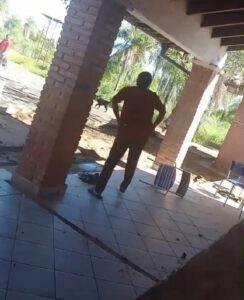 Dos mujeres irrumpen con machetillos en escuela indígena y causan destrozos