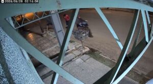 Buscan identificar a los autores del hurto de una motocicleta captados por cámaras de seguridad
