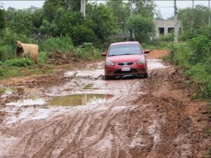 Vecinos denuncian intransitables calles en barrio Santa María