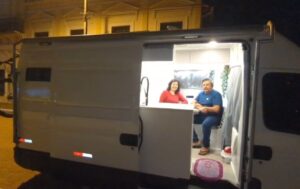 Pareja de jubilados brasileños recorre Sudamérica en casa rodante y llegó a Concepción