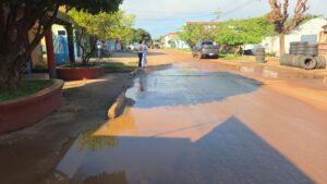 Vecinos exigen a ESSAP reparar caño roto que afecta una calle de Itacurubí