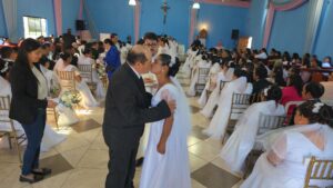 «Nunca es tarde para decir sí»: 29 parejas sellan su amor con el matrimonio en Arroyito