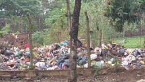 Estadio Municipal abandonado también se convierte en un vertedero de basura
